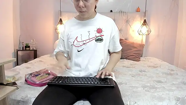 Snapshot of SakuraLee_ chatting on October 15, 2025, 1:52 pm SakuraLee online show from October 15, 2025, 1:52 pm