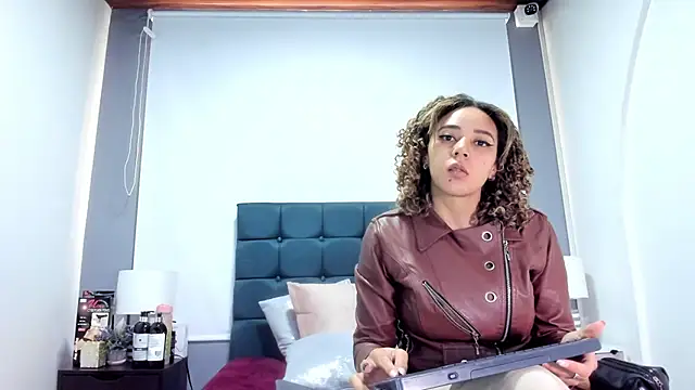 charlott lens online show from November 15, 2025, 12:53 pm