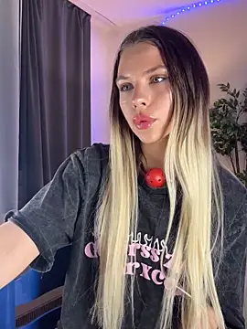 Snapshot of KittyKatyDream chatting on February 7, 2025, 9:37 pm KittyKatyDream online show from February 7, 2025, 9:37 pm