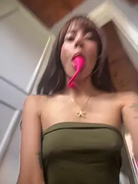 lauravasquez online show from May 5, 2026, 8:34 pm