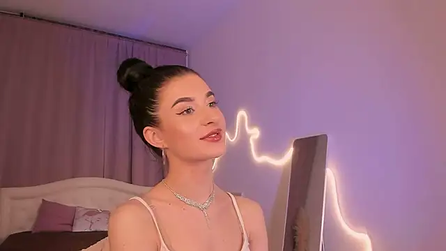 Snapshot of LauraCoy chatting on July 7, 2026, 8:12 pm LauraCoy online show from July 7, 2026, 8:12 pm