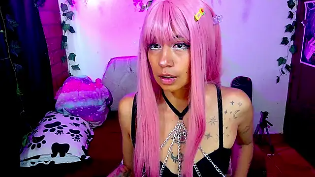 Snapshot of Roxanbunny1 chatting on December 4, 2025, 5:56 pm Roxanbunny1 online show from December 4, 2025, 5:56 pm