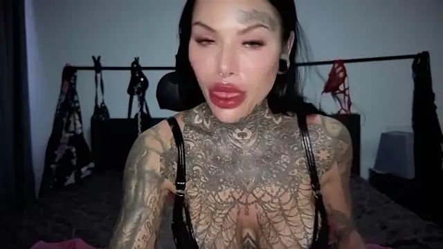 claudiacvc95 online show from April 4, 2026, 3:35 am