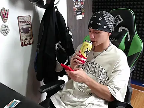 Snapshot of Curly_Angel24 chatting on April 6, 2026, 9:49 pm Curly Angel24 online show from April 6, 2026, 9:49 pm