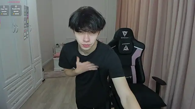 Snapshot of lil_cassie chatting on October 24, 2025, 4:44 am lil cassie online show from October 24, 2025, 4:44 am