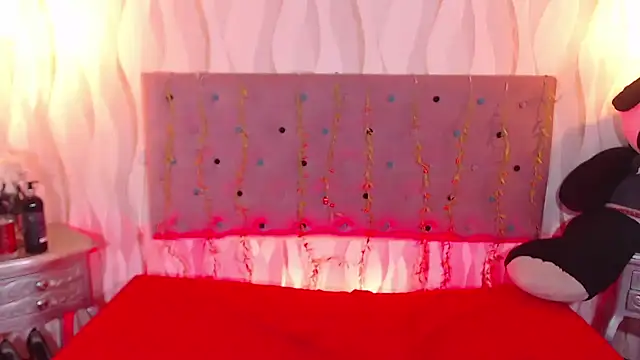 IsabelaLatina online show from October 19, 2025, 7:38 pm