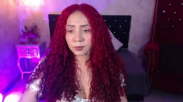 Snapshot of IsabelaLatina chatting on July 5, 2026, 3:33 am IsabelaLatina online show from July 5, 2026, 3:33 am