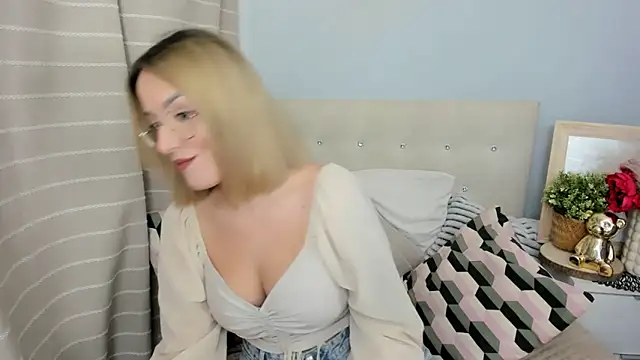 Snapshot of MollyFlowers chatting on March 4, 2026, 8:05 pm MollyFlowers online show from March 4, 2026, 8:05 pm