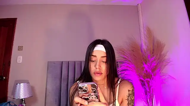 NoraDasilva online show from November 11, 2025, 11:20 pm