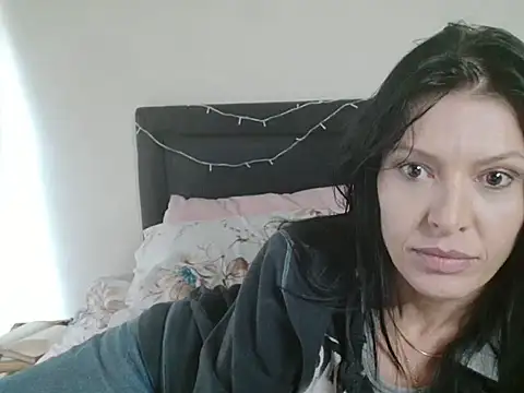 Snapshot of michelle105 chatting on May 26, 2026, 2:37 pm michelle105 online show from May 26, 2026, 2:37 pm