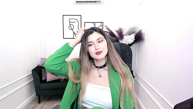 AnneTLi online show from November 10, 2025, 7:41 pm