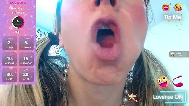 Snapshot of heidy_sweetts chatting on October 17, 2025, 11:45 am heidy sweetts online show from October 17, 2025, 11:45 am