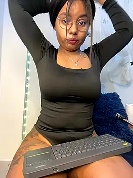 Snapshot of Aleja_DANS chatting on October 25, 2025, 8:46 am Aleja DANS online show from October 25, 2025, 8:46 am