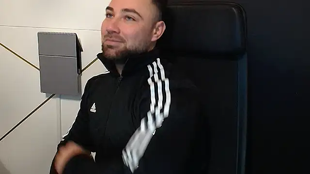 Snapshot of DuncanStone chatting on October 25, 2025, 4:22 am DuncanStone online show from October 25, 2025, 4:22 am