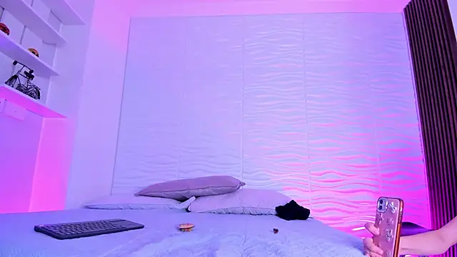 Snapshot of CamileHolmes chatting on October 17, 2025, 5:33 am CamileHolmes online show from October 17, 2025, 5:33 am