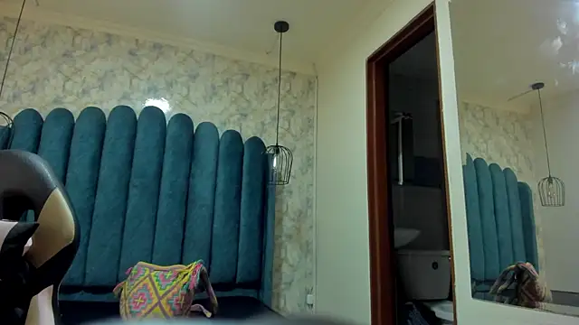 nalalye cruzz  online show from October 18, 2025, 2:35 am