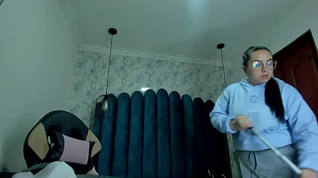 nalalye cruzz  online show from October 13, 2025, 6:37 am