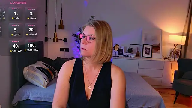 Snapshot of Annie_Light chatting on May 12, 2026, 6:54 am Annie Light online show from May 12, 2026, 6:54 am