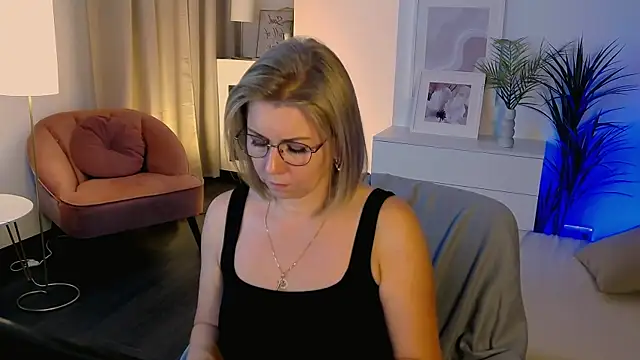 Snapshot of Annie_Light chatting on October 7, 2025, 6:03 am Annie Light online show from October 7, 2025, 6:03 am