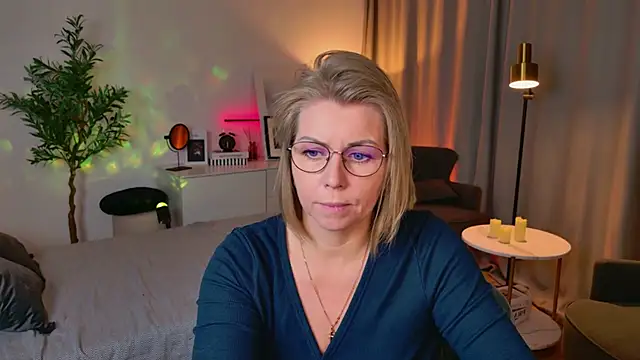 Snapshot of Annie_Light chatting on April 27, 2026, 7:17 am Annie Light online show from April 27, 2026, 7:17 am