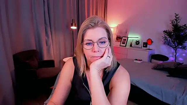 Snapshot of Annie_Light chatting on April 17, 2026, 6:49 am Annie Light online show from April 17, 2026, 6:49 am
