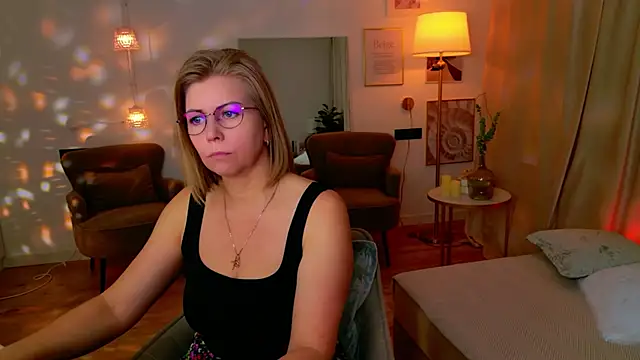 Snapshot of Annie_Light chatting on May 2, 2026, 8:30 am Annie Light online show from May 2, 2026, 8:30 am