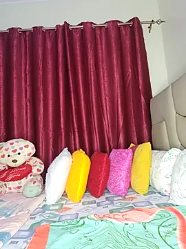 NicRaisaa online show from May 6, 2026, 4:05 am