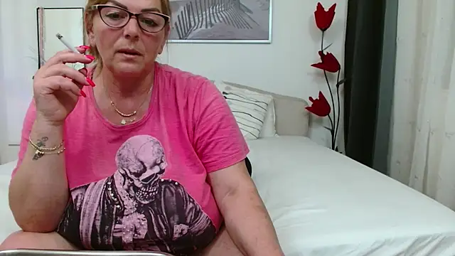 Snapshot of YulliaMilf chatting on May 8, 2026, 5:50 pm YulliaMilf online show from May 8, 2026, 5:50 pm