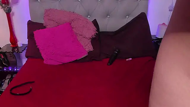 nicolsaenz20 online show from December 13, 2025, 8:04 pm