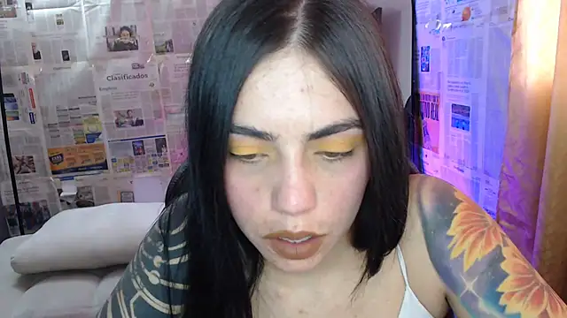 i am nina  online show from November 19, 2025, 8:09 pm