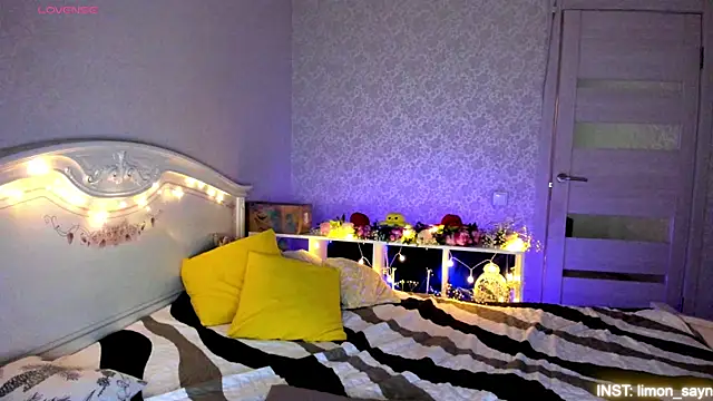 Snapshot of LillyMoure_ chatting on July 28, 2026, 11:37 pm LillyMoure online show from July 28, 2026, 11:37 pm
