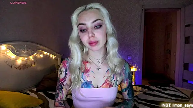 Snapshot of LillyMoure_ chatting on June 27, 2026, 11:22 pm LillyMoure online show from June 27, 2026, 11:22 pm
