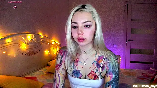 LillyMoure  online show from March 12, 2026, 11:20 pm