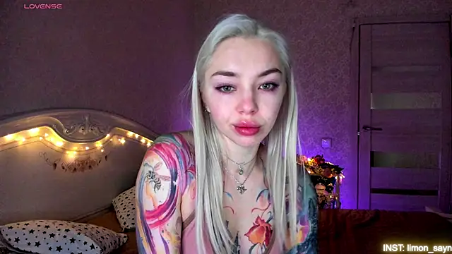 LillyMoure  online show from May 4, 2026, 11:51 pm