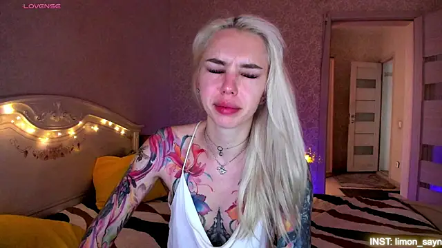 Snapshot of LillyMoure_ chatting on June 27, 2026, 1:22 am LillyMoure online show from June 27, 2026, 1:22 am