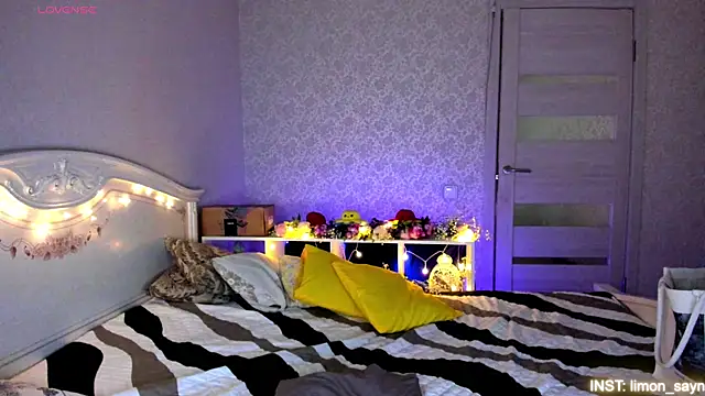 Snapshot of LillyMoure_ chatting on July 19, 2026, 11:01 pm LillyMoure online show from July 19, 2026, 11:01 pm