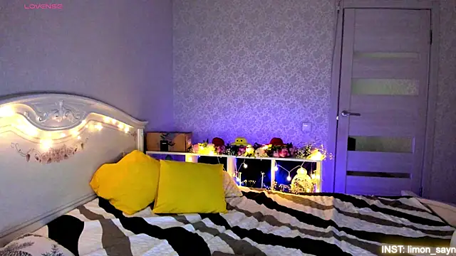 Snapshot of LillyMoure_ chatting on July 20, 2026, 11:07 pm LillyMoure online show from July 20, 2026, 11:07 pm