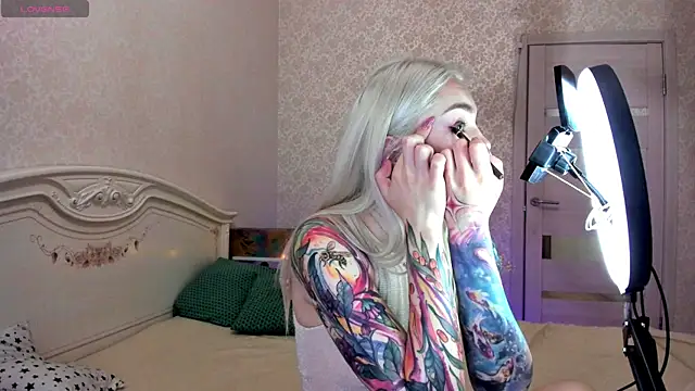 LillyMoure  online show from June 10, 2026, 11:06 pm