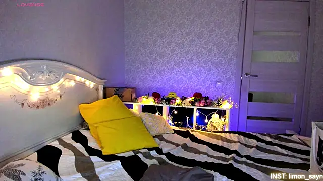Snapshot of LillyMoure_ chatting on July 21, 2026, 11:50 pm LillyMoure online show from July 21, 2026, 11:50 pm
