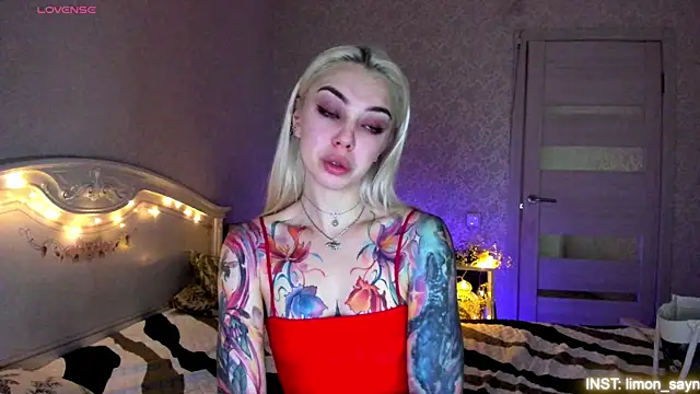 Snapshot of LillyMoure_ chatting on July 12, 2026, 11:16 pm LillyMoure online show from July 12, 2026, 11:16 pm