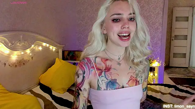 Snapshot of LillyMoure_ chatting on July 2, 2026, 3:23 am LillyMoure online show from July 2, 2026, 3:23 am