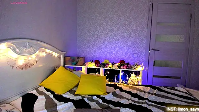 Snapshot of LillyMoure_ chatting on August 5, 2026, 11:10 pm LillyMoure online show from August 5, 2026, 11:10 pm