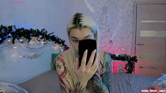 LillyMoure  online show from December 15, 2025, 12:49 am