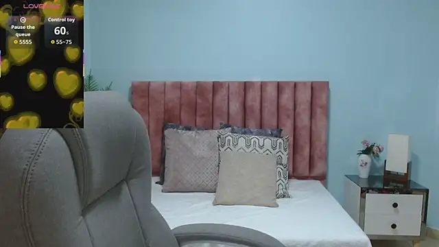 sophia hadid online show from December 5, 2025, 8:17 pm