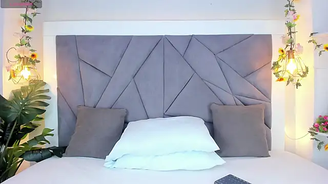 KiarhaTrixie online show from December 3, 2025, 3:18 am