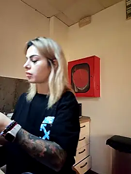 TiffanyMaze online show from March 11, 2026, 7:02 am