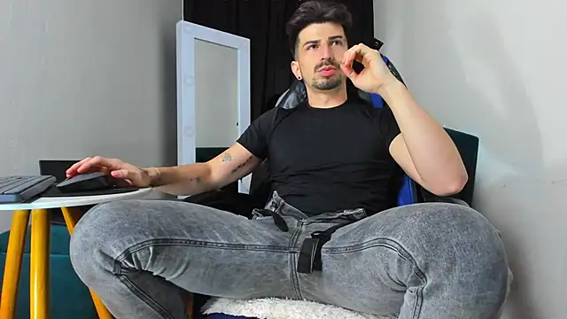 Snapshot of LiamCossio_ chatting on January 10, 2025, 6:42 am LiamCossio  online show from January 10, 2025, 6:42 am