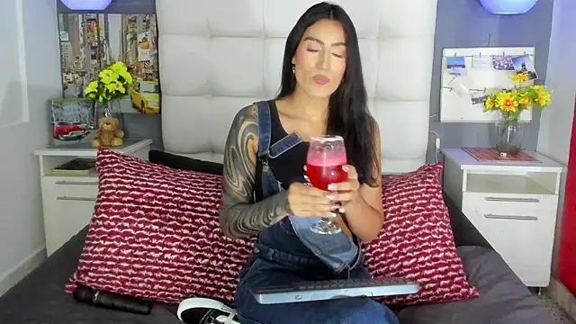 Snapshot of Taly_Fox chatting on November 29, 2025, 9:37 pm Taly Fox online show from November 29, 2025, 9:37 pm