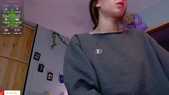 VickyJackson  online show from December 17, 2025, 5:18 pm