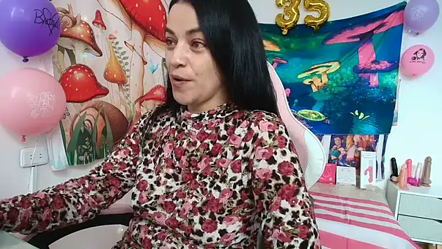 LovelyAzucena online show from May 4, 2026, 3:48 pm